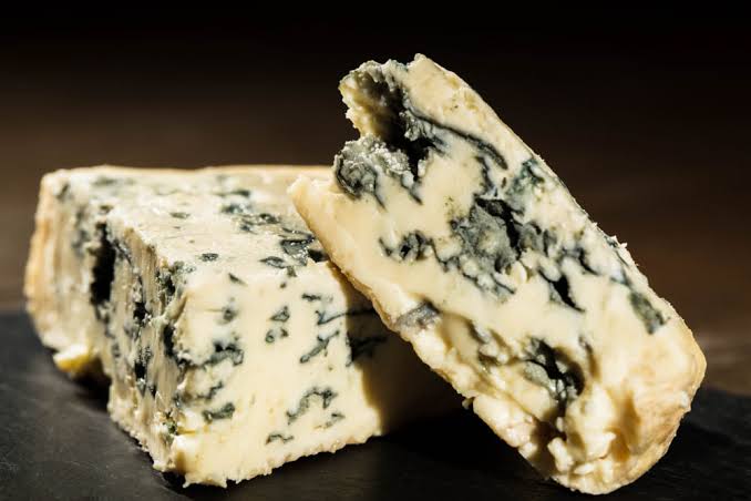 Pieza de queso Cabrales con sus características vetas azul-verdosas